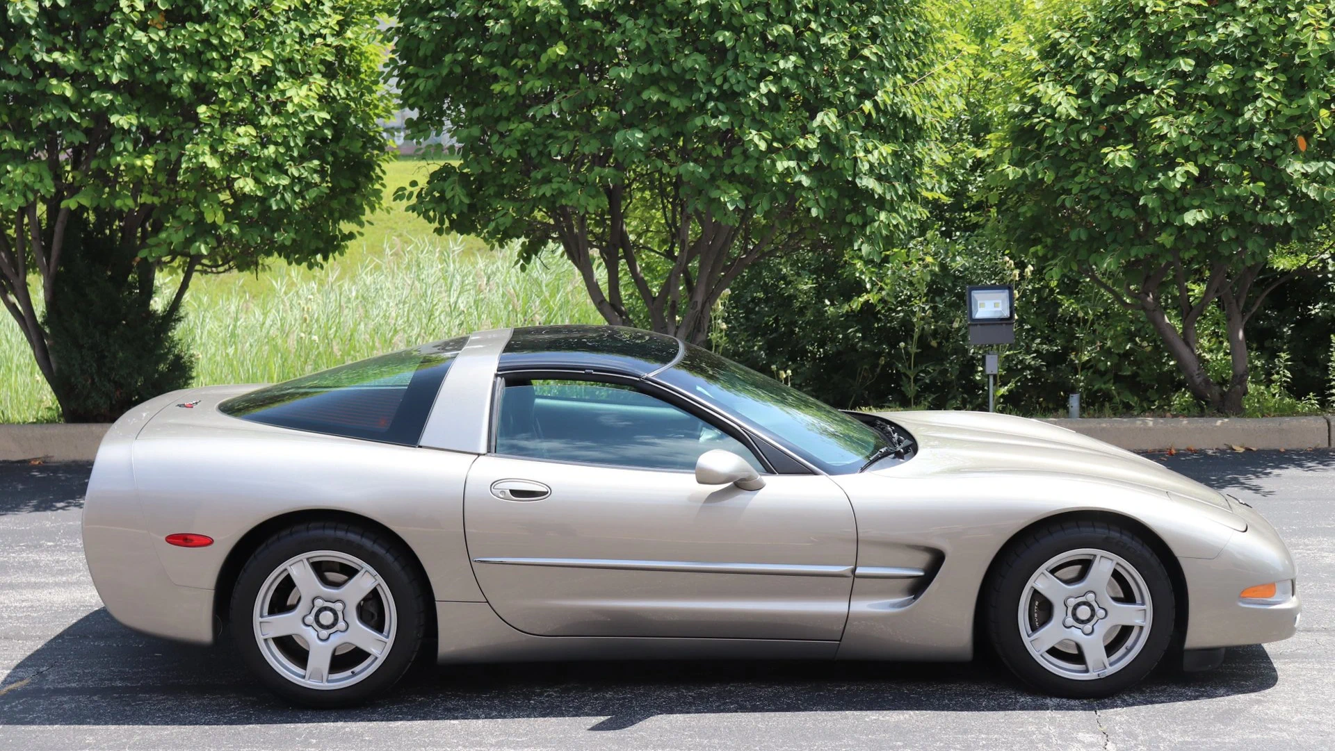 Click to Enlarge-Esc to Close Corvette Generations/C5/C5 1998 Pewter B84 right.webp